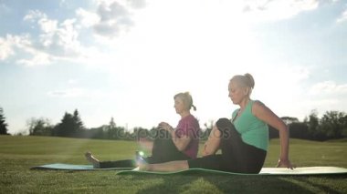 Pilates bacak yapıyor fitness kadınlar egzersiz uzanır