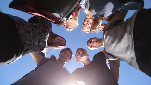 Daire içinde genç arkadaşlar grup gülümseyen — Stok video