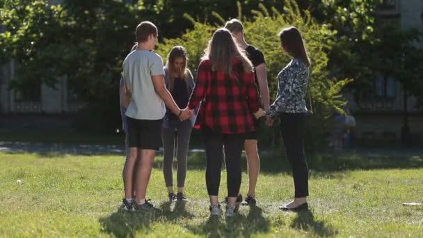 Grupo de estudiantes cristianos mostrando unidad — Vídeos de Stock