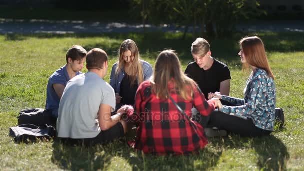 Νέοι Χριστιανοί κάθονται σε κύκλο και προσεύχονται — Αρχείο Βίντεο