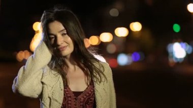 Geceleri saçları ile oynayan seksi gülümseyen kız