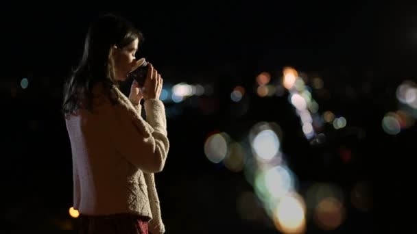 Mujer hermosa disfrutando de las luces de la ciudad noche — Vídeo de stock