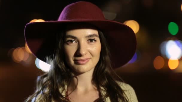 Mujer hermosa con sonrisa enigmática en la noche — Vídeos de Stock