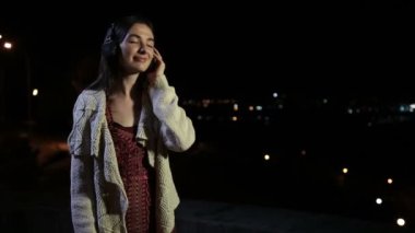 Sakin esmer kadının müzik kulaklık