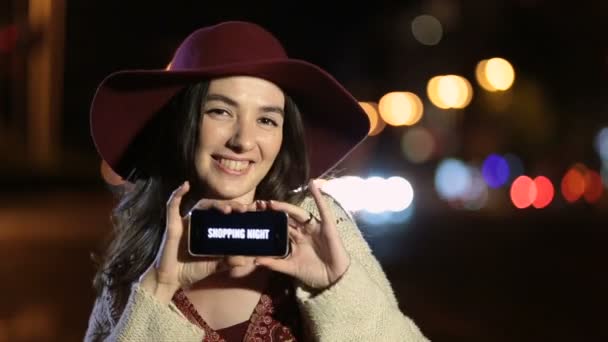 Joyful shopper showing phone with offer on screen — Stock Video