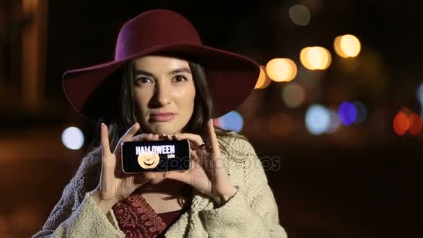 Menina mostrando smartphone com oferta na tela — Vídeo de Stock