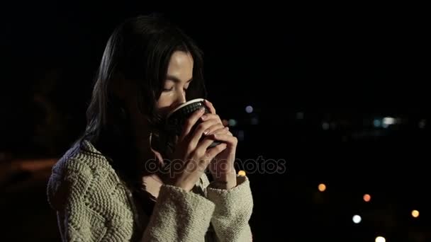 Encantadora chica romántica con taza de café por la noche — Vídeos de Stock