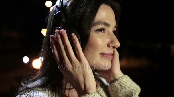 Mujer romántica con auriculares disfrutando de la música — Vídeo de stock