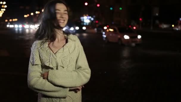 性感的黑发女人，在夜晚的城市街道上摆姿势 — 图库视频影像