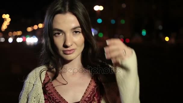 Sensual brunette woman night portrait outdoors — Stock Video