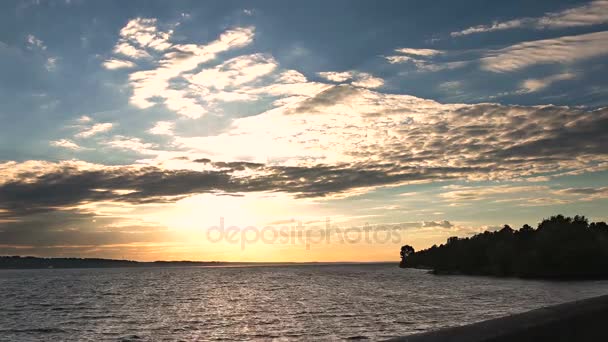 Piękny zachód słońca nad morzem na wietrzny dzień — Wideo stockowe