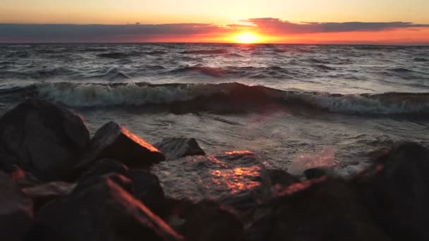 Rode lucht boven een rotsachtige kust. Zonsondergang landschap. — Stockvideo