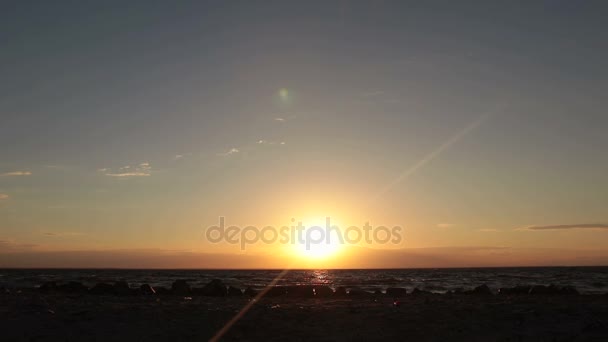 Silhouette dell'uomo che corre al crepuscolo del mare — Video Stock