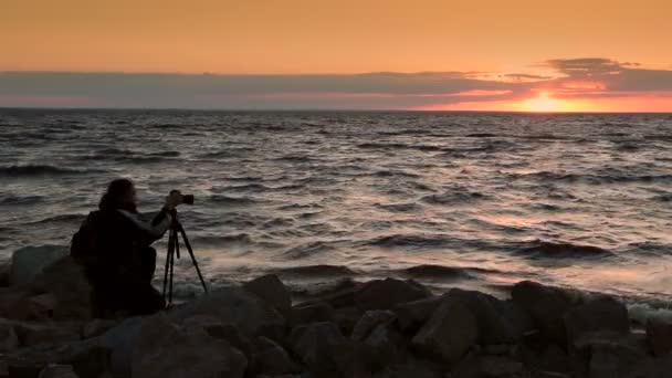 Człowiek, fotografowanie piękny zachód słońca nad morzem — Wideo stockowe