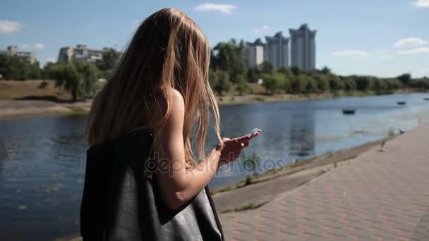 Mujer conmocionada dejando caer smartphone en la acera de piedra — Vídeos de Stock