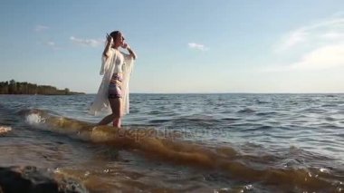 Güzel kadının boş zaman sahilde