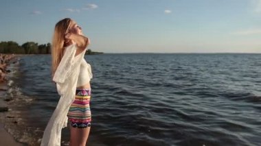 Kız sahilde temiz hava zevk derin nefes alır