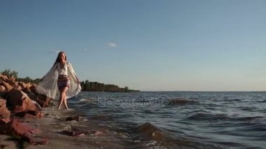 Altın günbatımında deniz yürüme yalınayak kadın