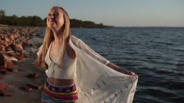 Günbatımı kumsalda mutlu kaygısız kadının