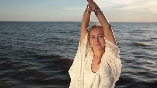 Femme séduisante profitant d'un beau coucher de soleil sur la plage — Video