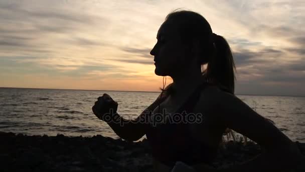 运动健身女人在日落时分在海边上运行 — 图库视频影像