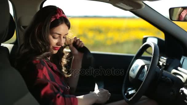 Портрет приголомшливої жінки, що кріпиться автомобільний ремінь безпеки — стокове відео