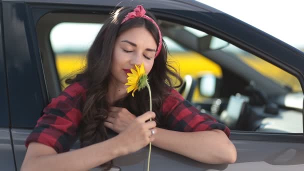 Donna spensierata odore di girasole in viaggio — Video Stock