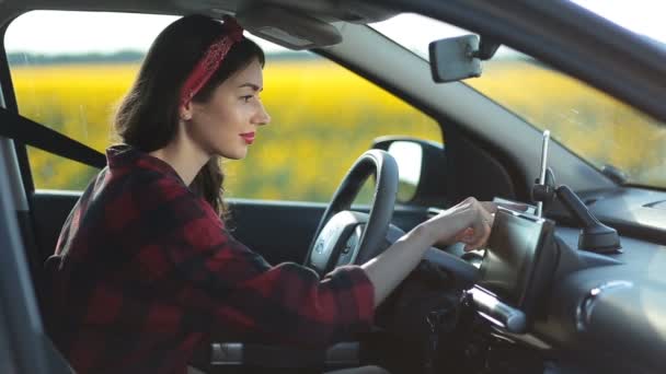 Mujer utilizando la aplicación de navegación en el teléfono inteligente en el coche — Vídeo de stock