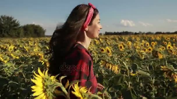 Gelukkig zomer meisje lachen in zonnebloem veld — Stockvideo