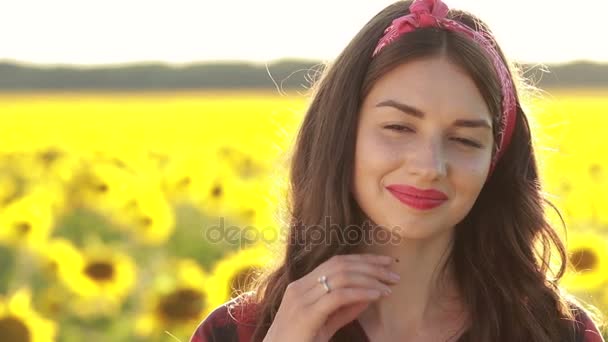 Portrait of smiling attractive woman in nature — Stock Video