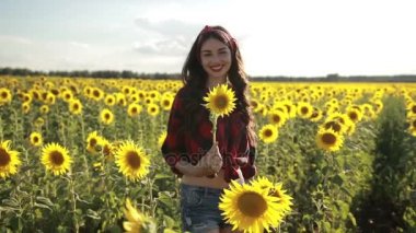 Ayçiçeği zevk doğa ile neşeli kız