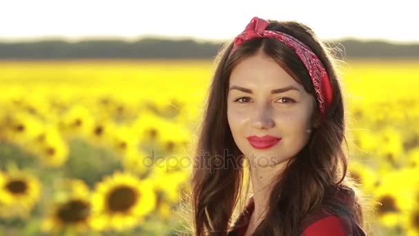 Señora encantadora posando y sonriendo en la naturaleza — Vídeo de stock