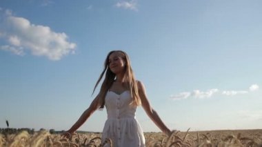 Gülümseyen kız buğday alan sivri içinde yürüyüş