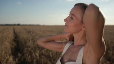 Buğday alanında duran romantik güzel kadın