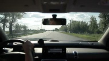 Yaz aylarında otoyolda araba kadın