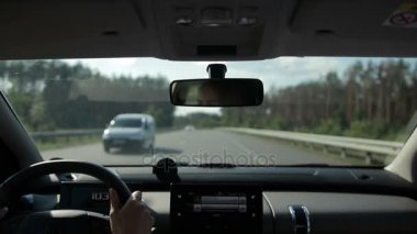 Güneşli yaz gününde düz yolda araba araba