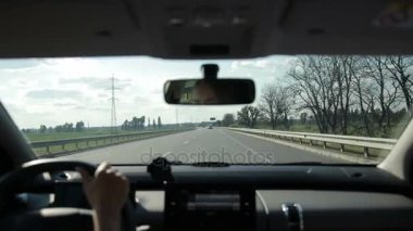 Kırsal kesimde asfalt otoyolda araba