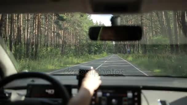 Mulher dirigindo estrada rural vazia através da floresta — Vídeo de Stock