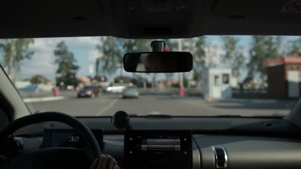 Femme conducteur faisant un virage sur l'autoroute — Video