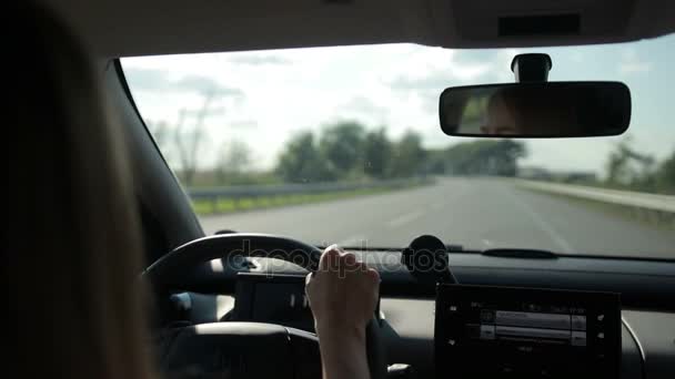 Auto op lege snelweg in zonlicht — Stockvideo