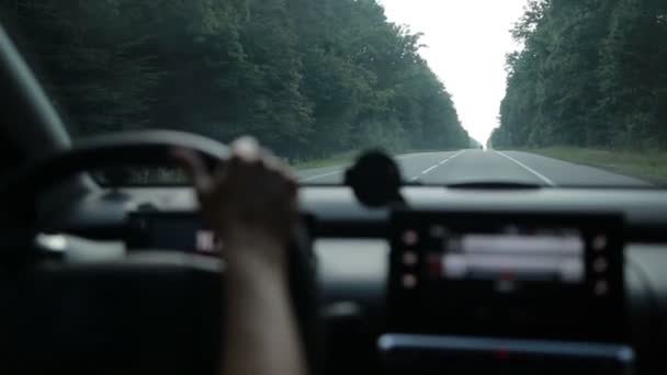 Жінка водить машину на сільській дорозі в лісі — стокове відео