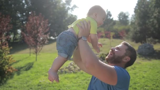 Счастливый отец, играющий с ребенком, воспитывает его — стоковое видео