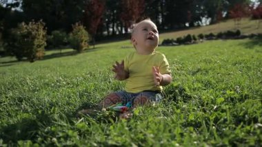 Sevimli bebek bebek çocuk açık havada eller alkışlar