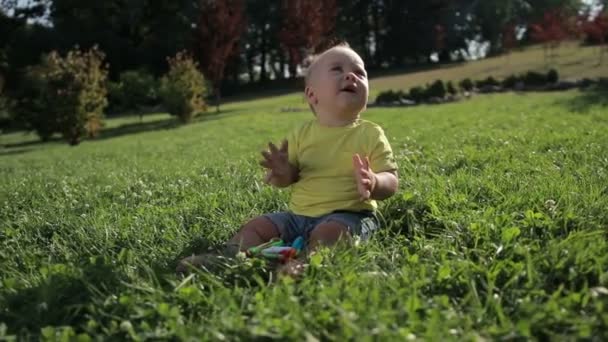 Adorable toddler baby boy clapping hands outdoors — Stock Video
