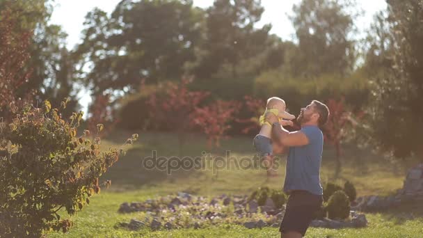 Játékos apa, dobtak kisfiú nagy nyári park — Stock videók