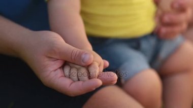 Baba oğlunu el onun avucunda tutan
