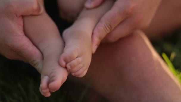 Маленькие детские ножки в руках заботливых отцов — стоковое видео