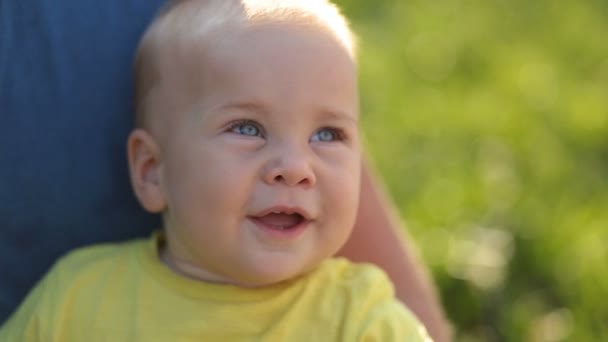 可爱的宝宝男孩微笑的画像 — 图库视频影像