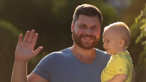 Porträtt av lycklig far och nyfödde son utomhus — Stockvideo