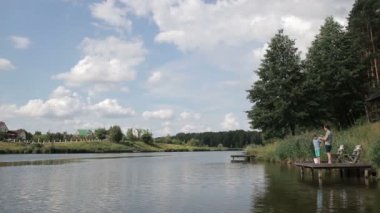 Baba ve oğul iskelede Gölü yaz aylarında Balık tutma